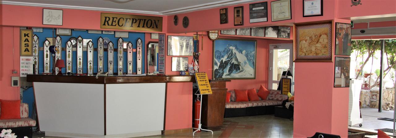Kasgar Court Hotel Ayvaryara Екстериор снимка